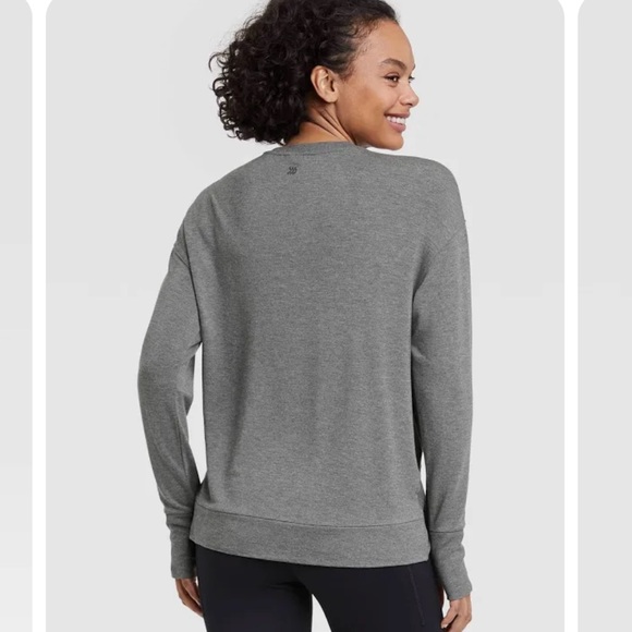 All In Motion Light Gray Long Sleeve Top w/Twist Front Detail - Size XL! - Picture 3 of 6